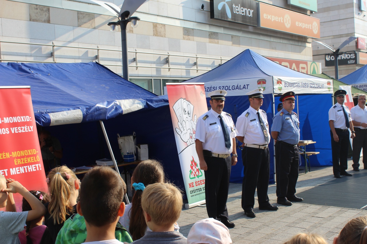Biztonság hete Nyíregyházán – Filmek, játékok és tesztek a Kossuth téren