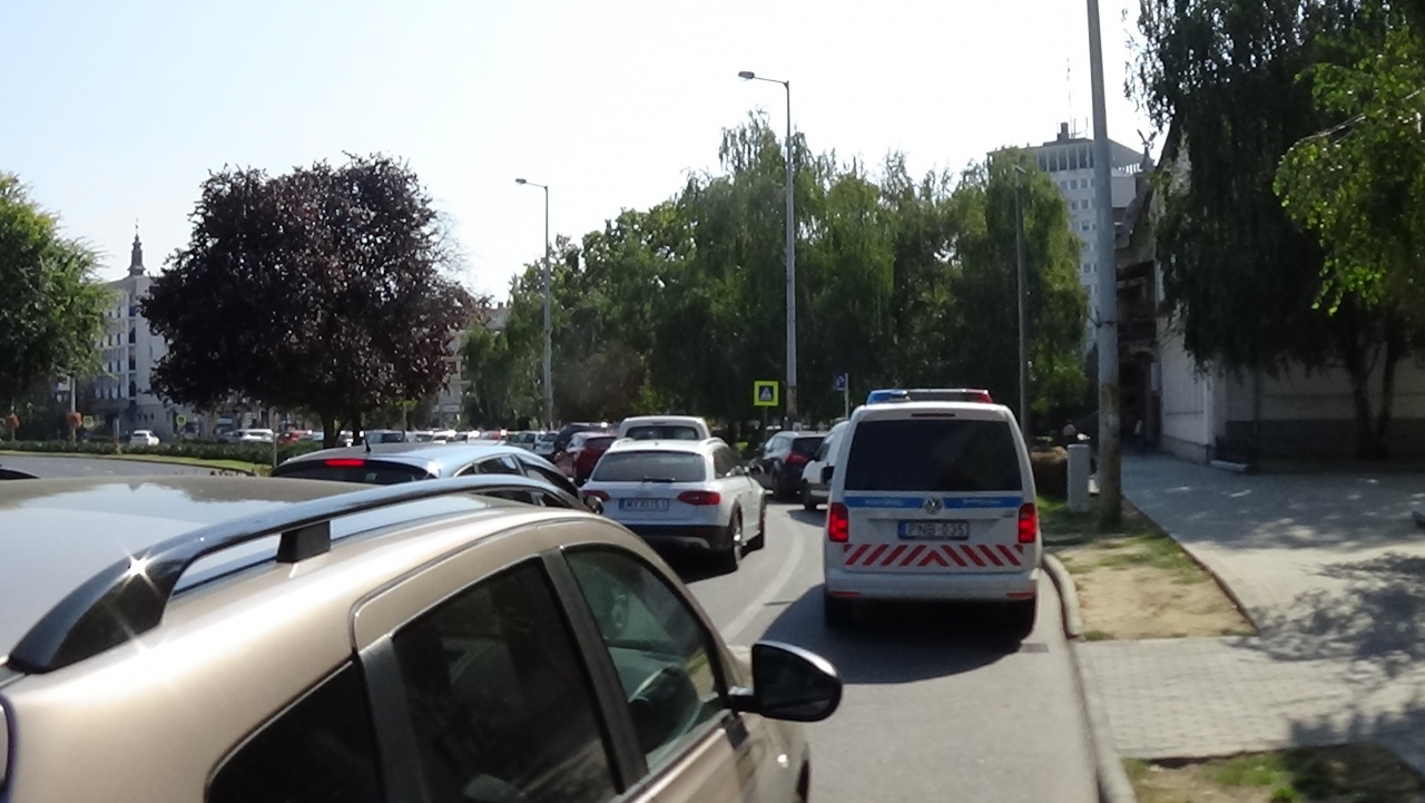 Baleset a Kálvin téren – Figyelmetlenül indult el a leállósávból, balesetet okozott