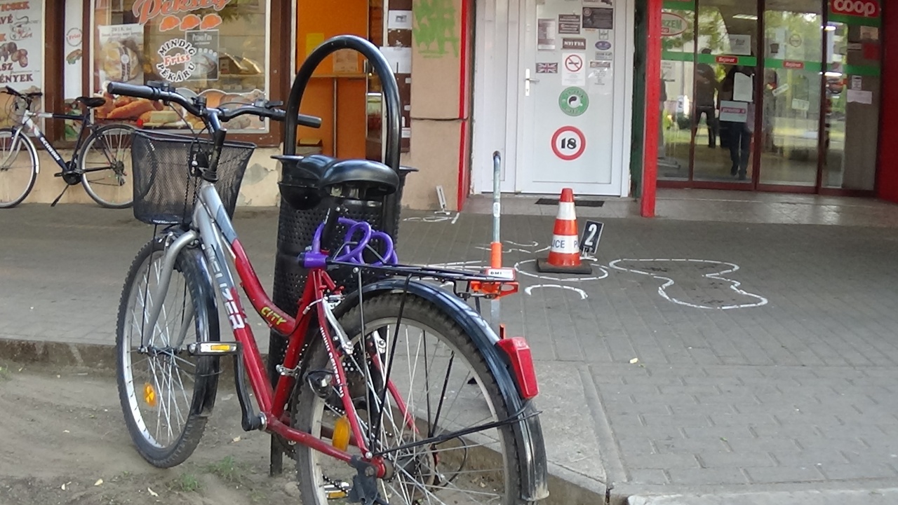 Üzletből kilépő nőt ütött el egy kerékpáros a Fazekas János téren