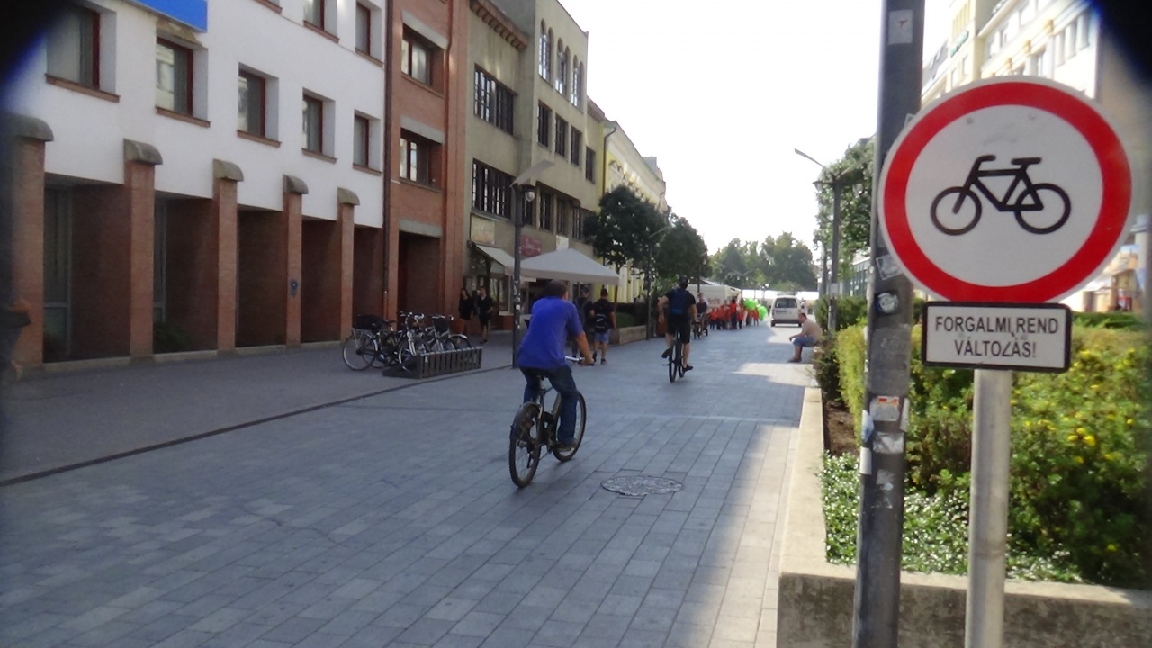 Tilos lesz kerékpárral behajtani a Kossuth térre a Tirpák Fesztivál ideje alatt!
