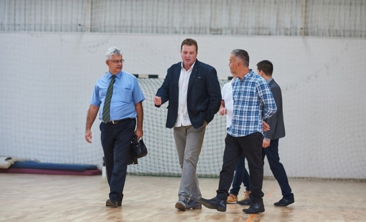 Bejárást tartottak a kertvárosi iskola új tornatermében – A diákoknak nagyon tetszik