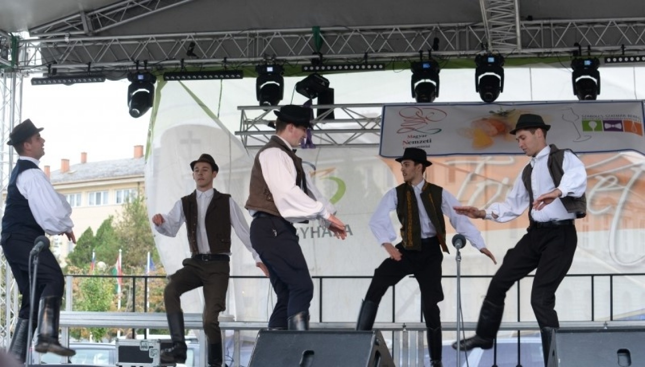 A finom ételek mellett a zene és tánc sem maradhat el a Tirpák Fesztiválon