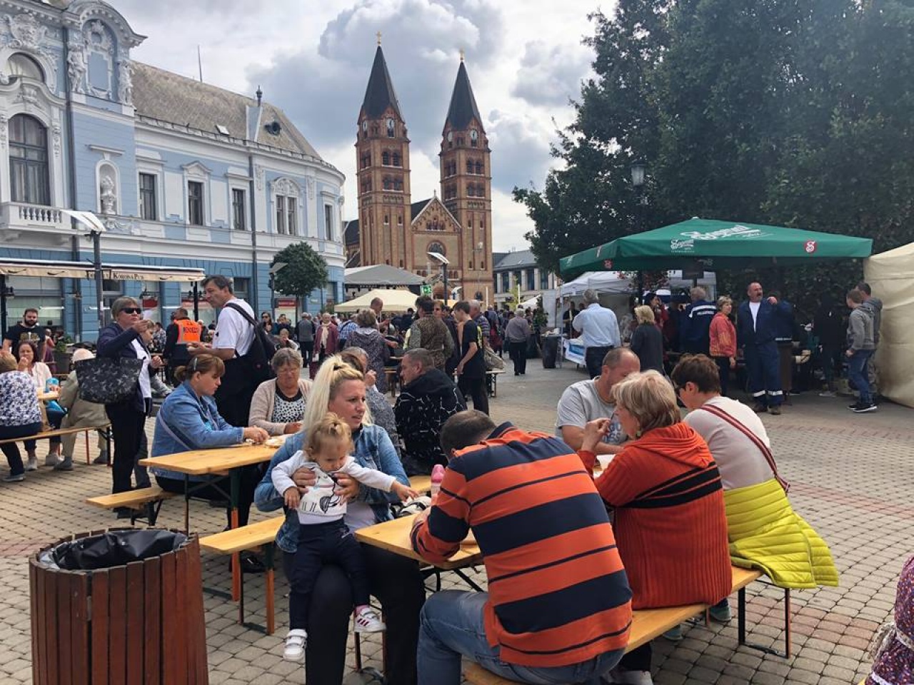 Kígyózó sorok állnak reggel óta a kóstolójegyeket árusító standoknál