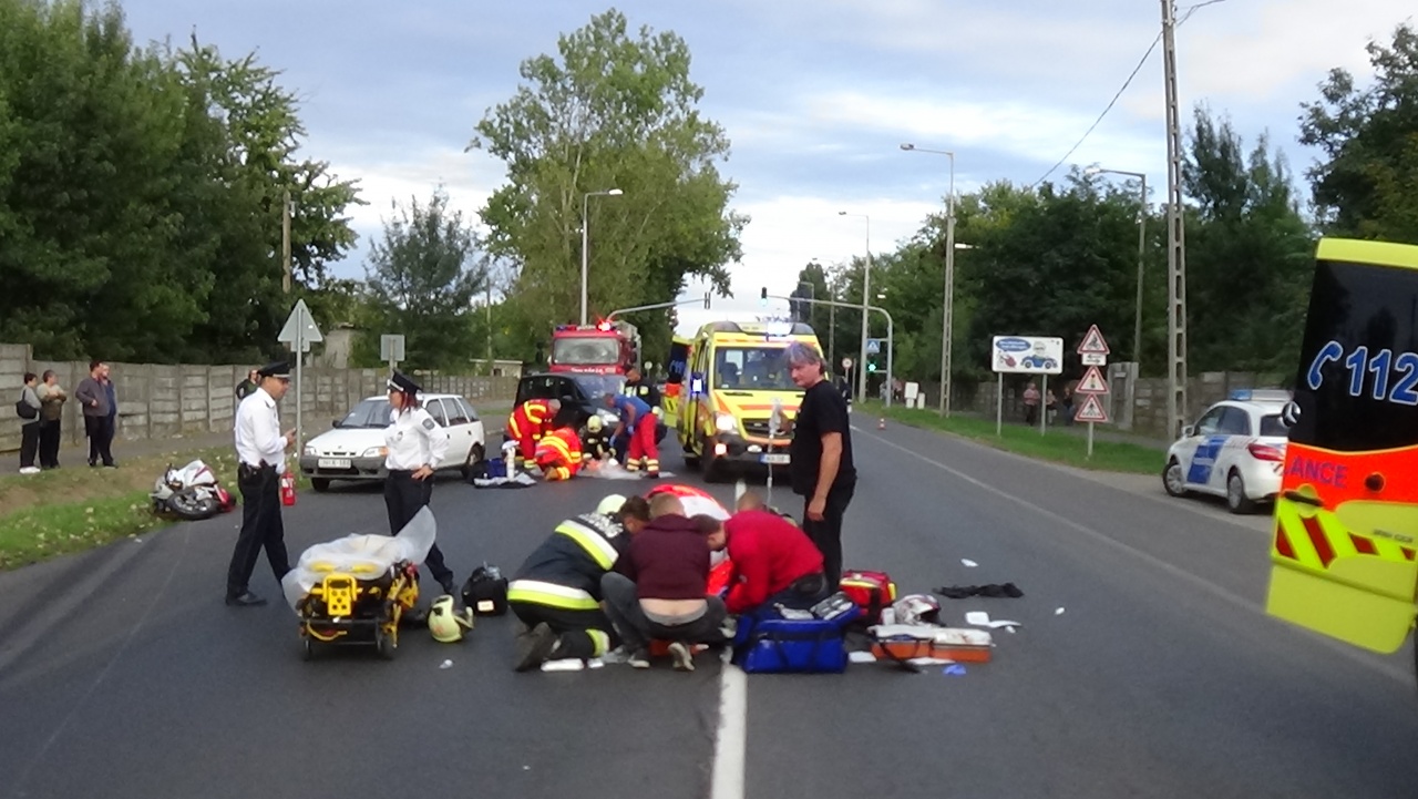 Brutális motorbaleset a Tiszavasvári úton – Élet-halál között a sérültek