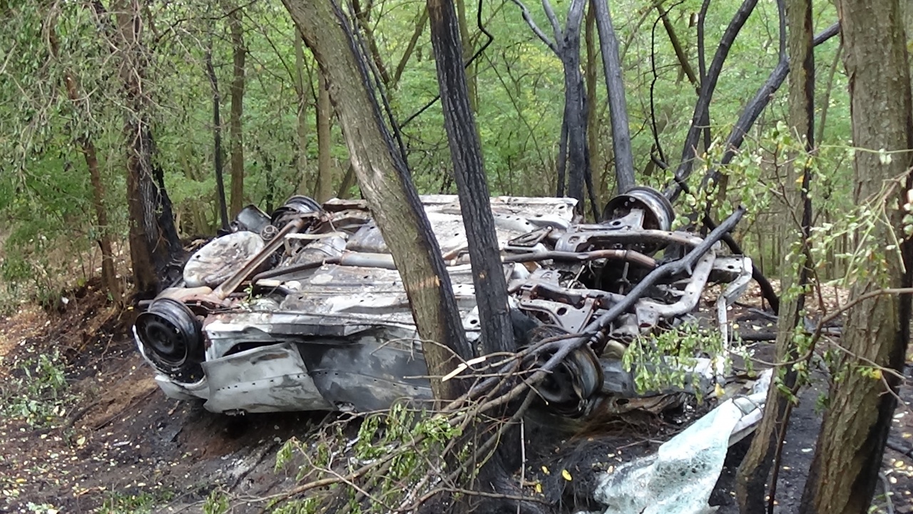 Totálkárosra égett egy személygépkocsi, a két fiatal még időben elhagyta a járművet