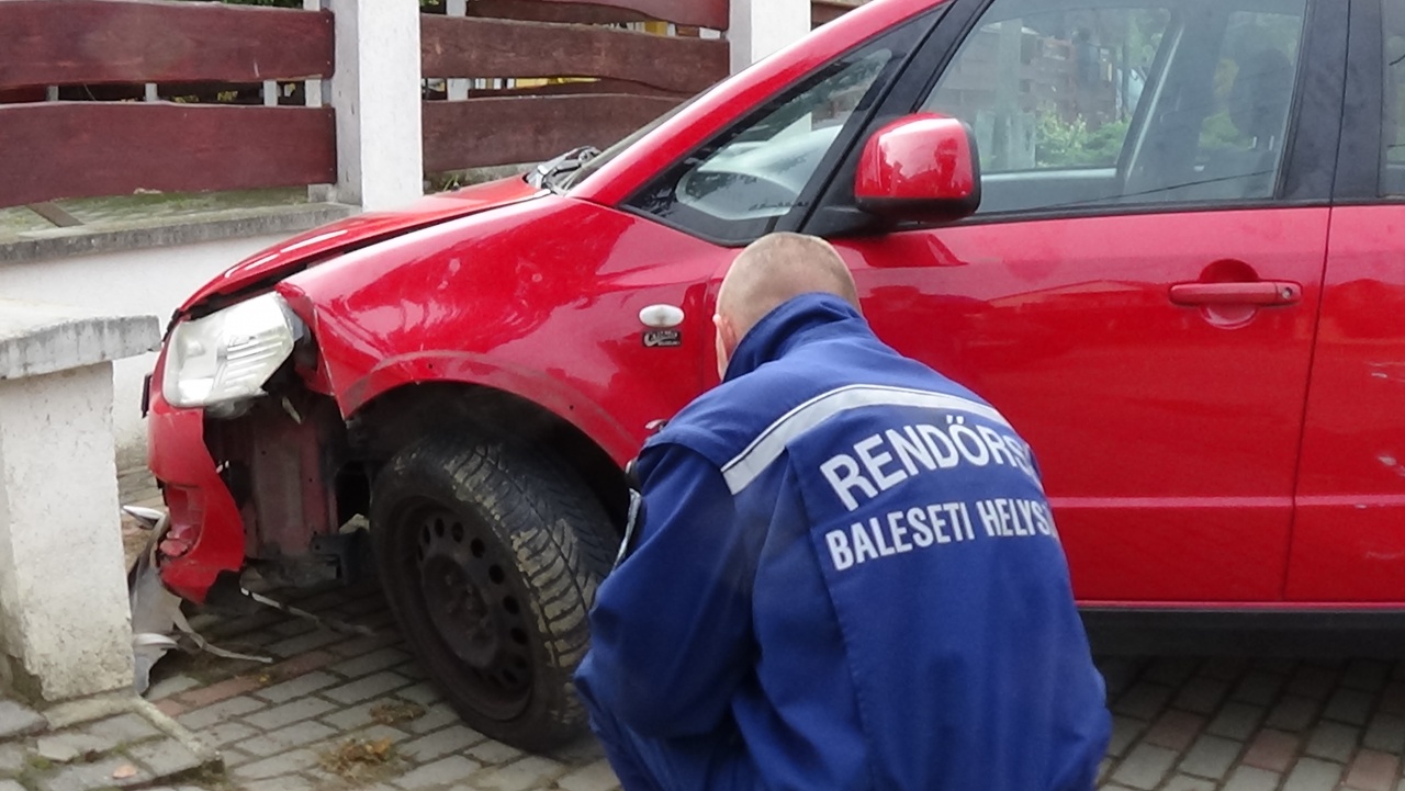 Baleset Sóstóhegyen – Elveszítette uralmát egy sofőr járműve felett, kerítésbe rohant