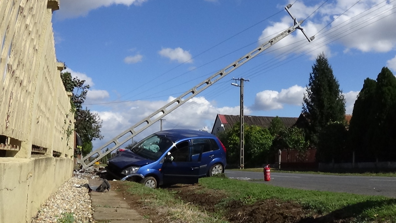 Villanyoszlopot tört egy személygépkocsi Bedőbokornál, százan maradtak áram nélkül