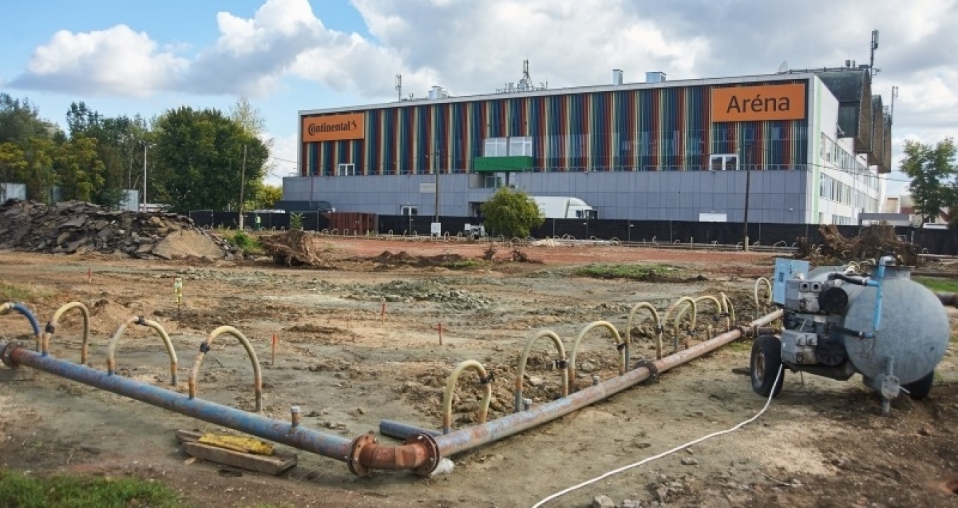 Dolgoznak a kutak a leendő belvárosi uszodánál