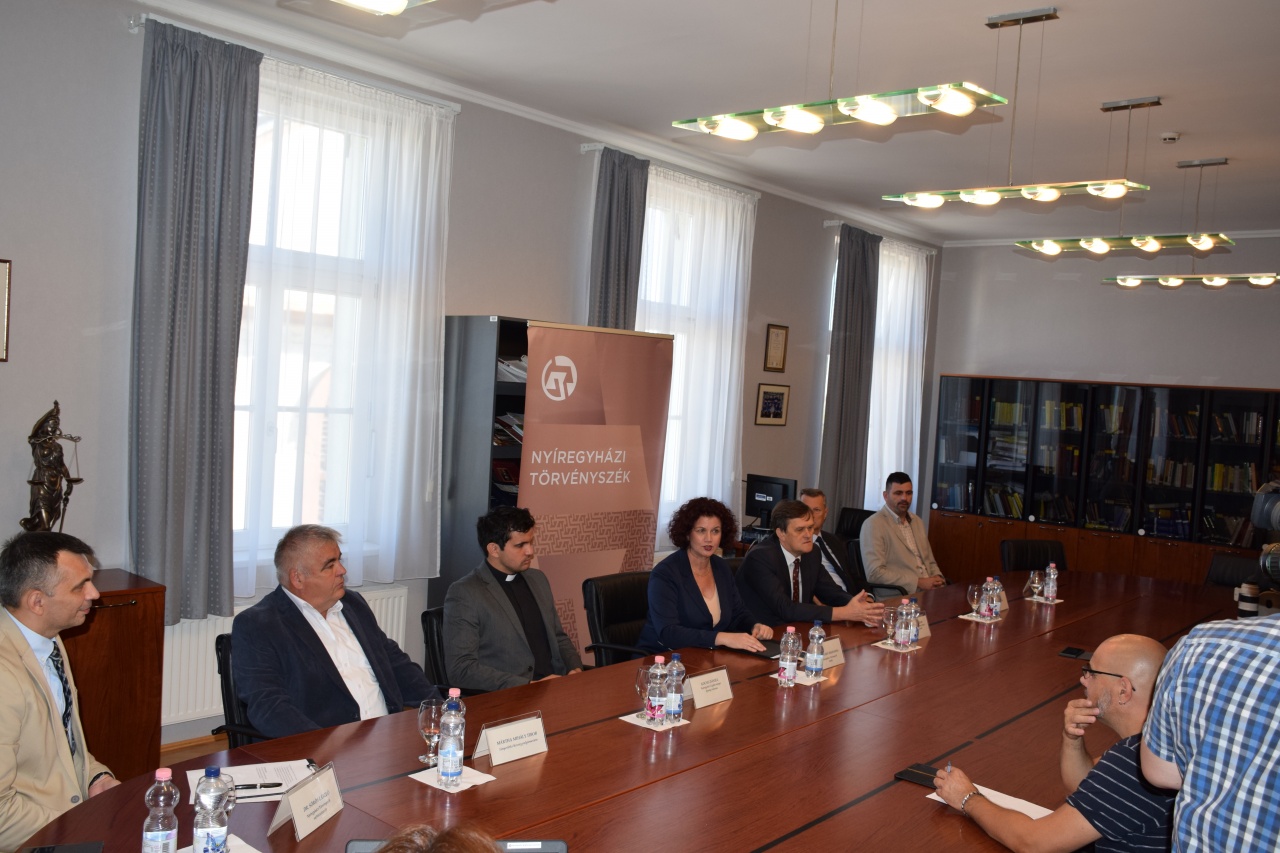 Futballmérkőzés sajtótájékoztatója a törvényszéken