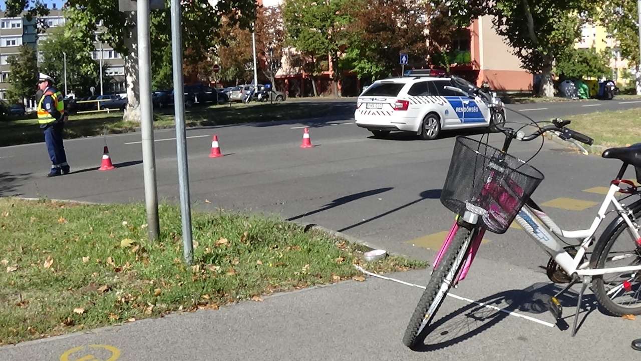 Kerékpáros balesetet rekonstruáltak a Vasvári Pál utcán