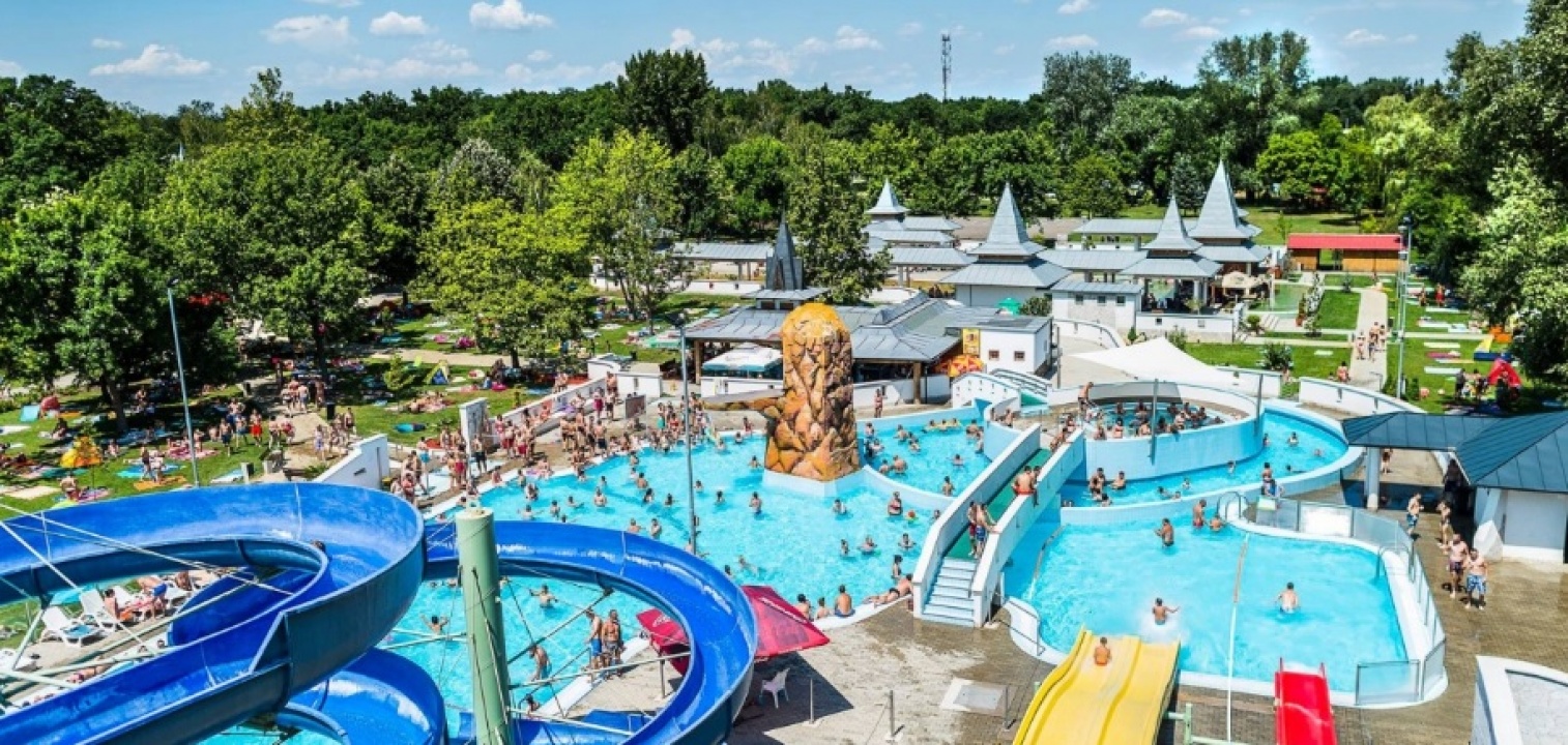 Élen a fürdő, de kell még a szavazós segítség az attrakciós díjhoz