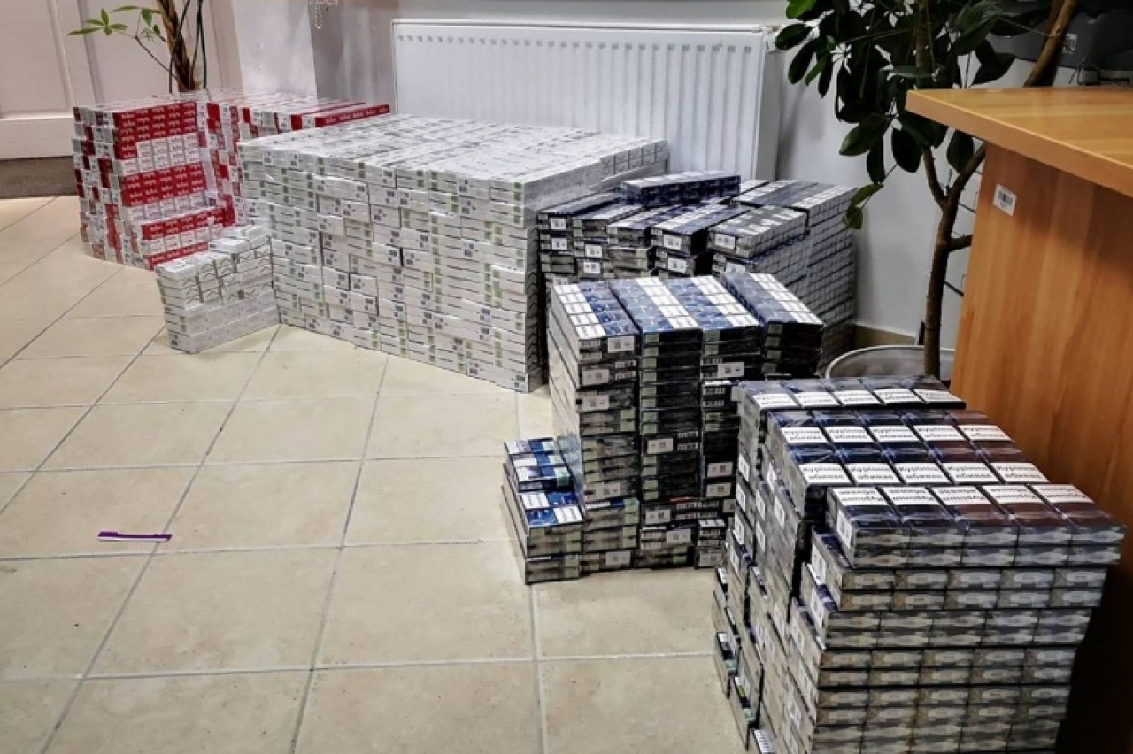 Csempészett cigaretta a mikrobuszban 