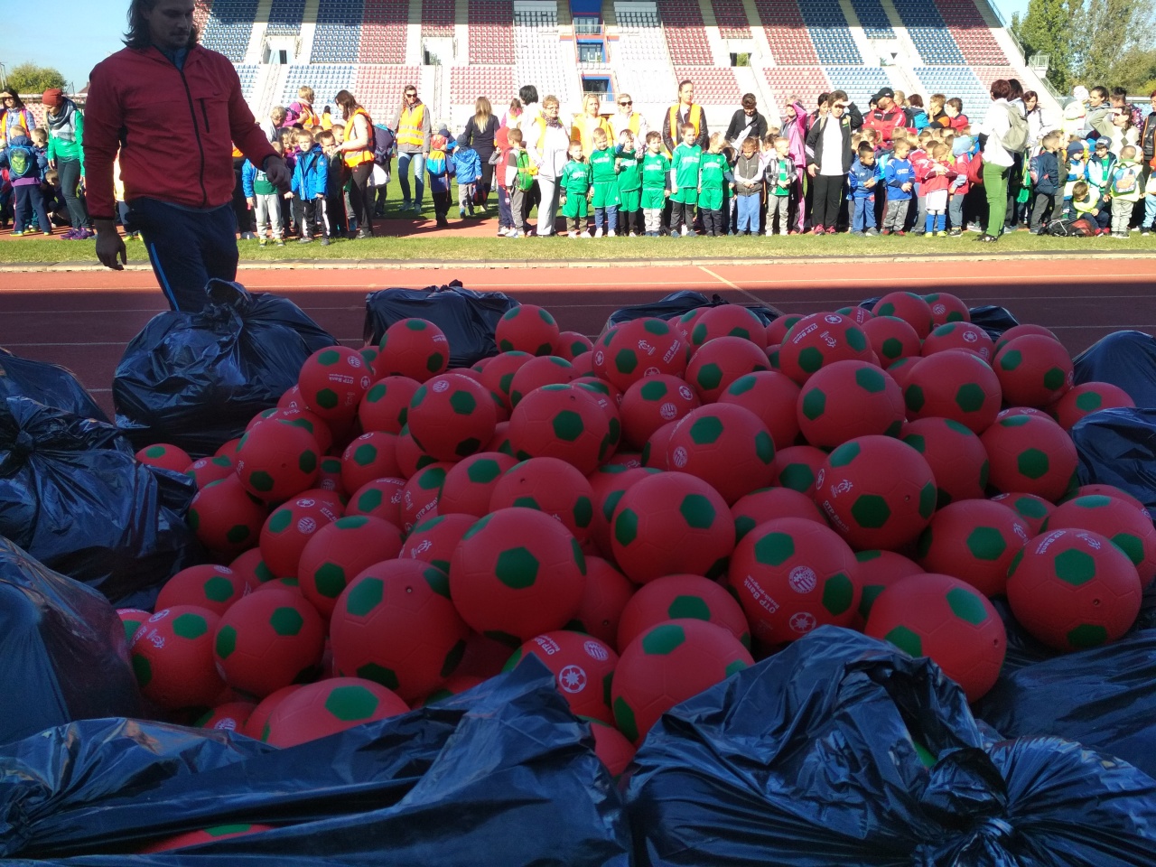 Ovifoci - benépesült a centerpálya, segítség a szurkolónak