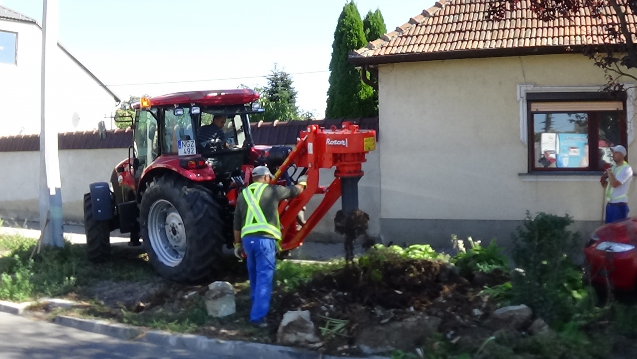Fakivágás után tuskózás – Megkezdődtek a munkálatok a Debreceni úton