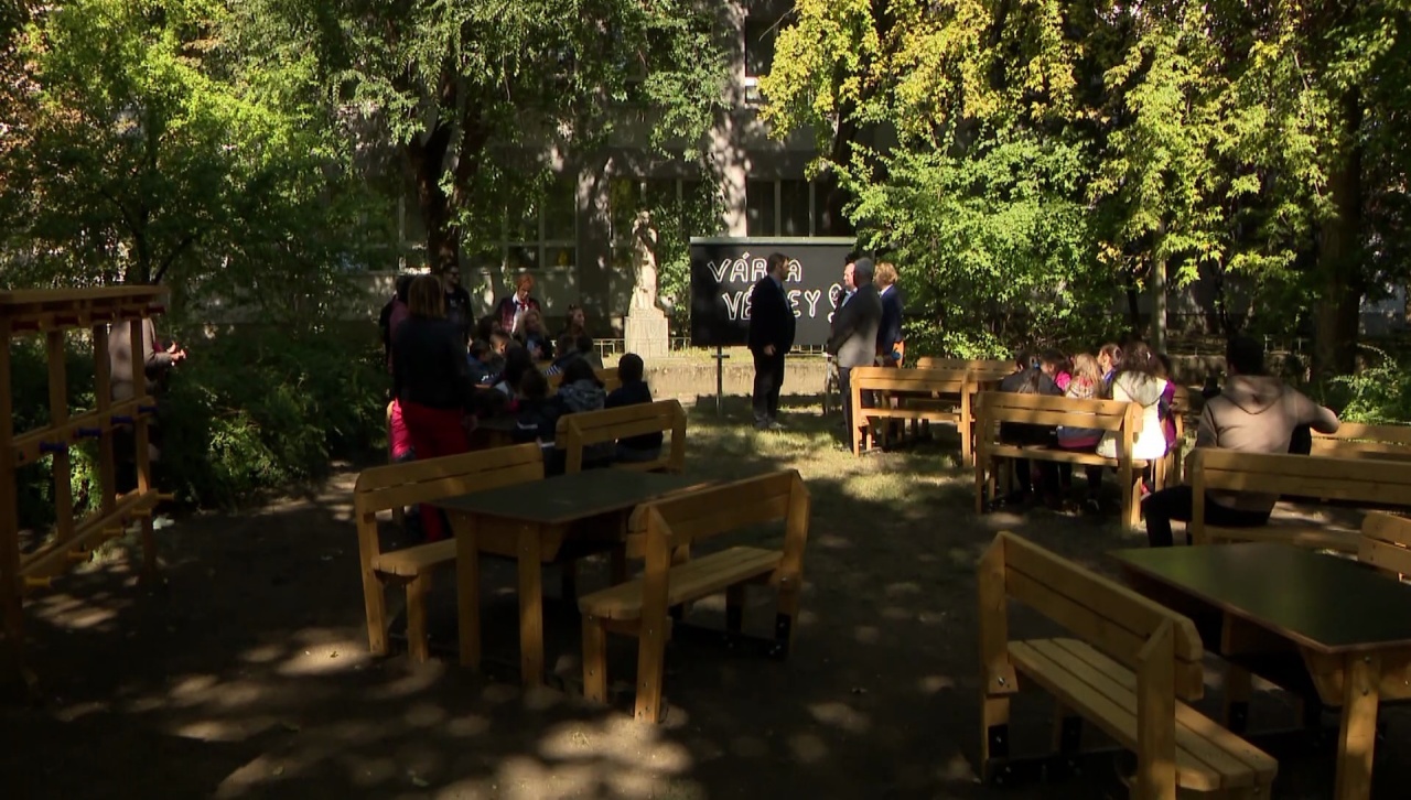 Elindult a Vécsey-hét, a programsorozat első napján egy szabadtéri tantermet adtak át