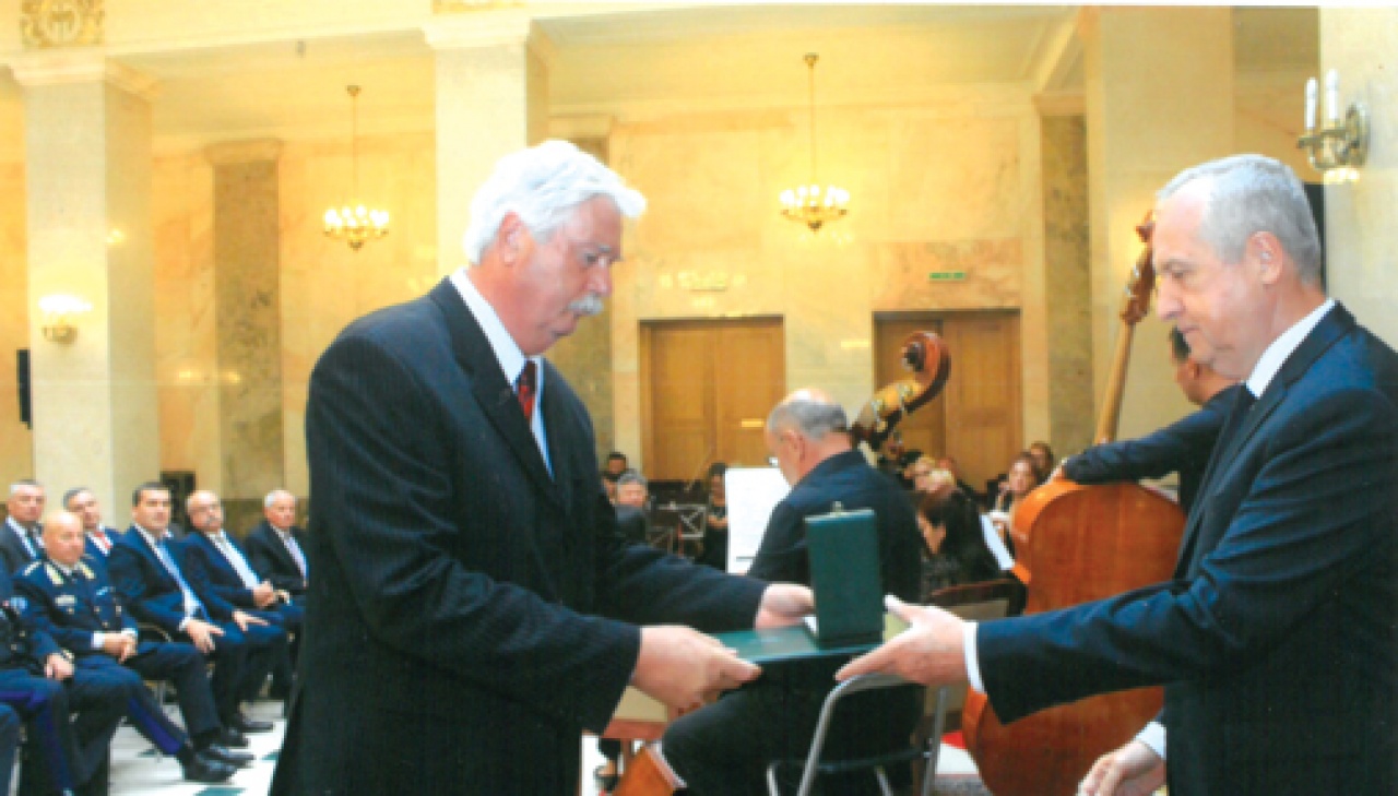 „Hazajárt” a hivatalba – Magyar ezüst érdemkereszt kitüntetést kapott