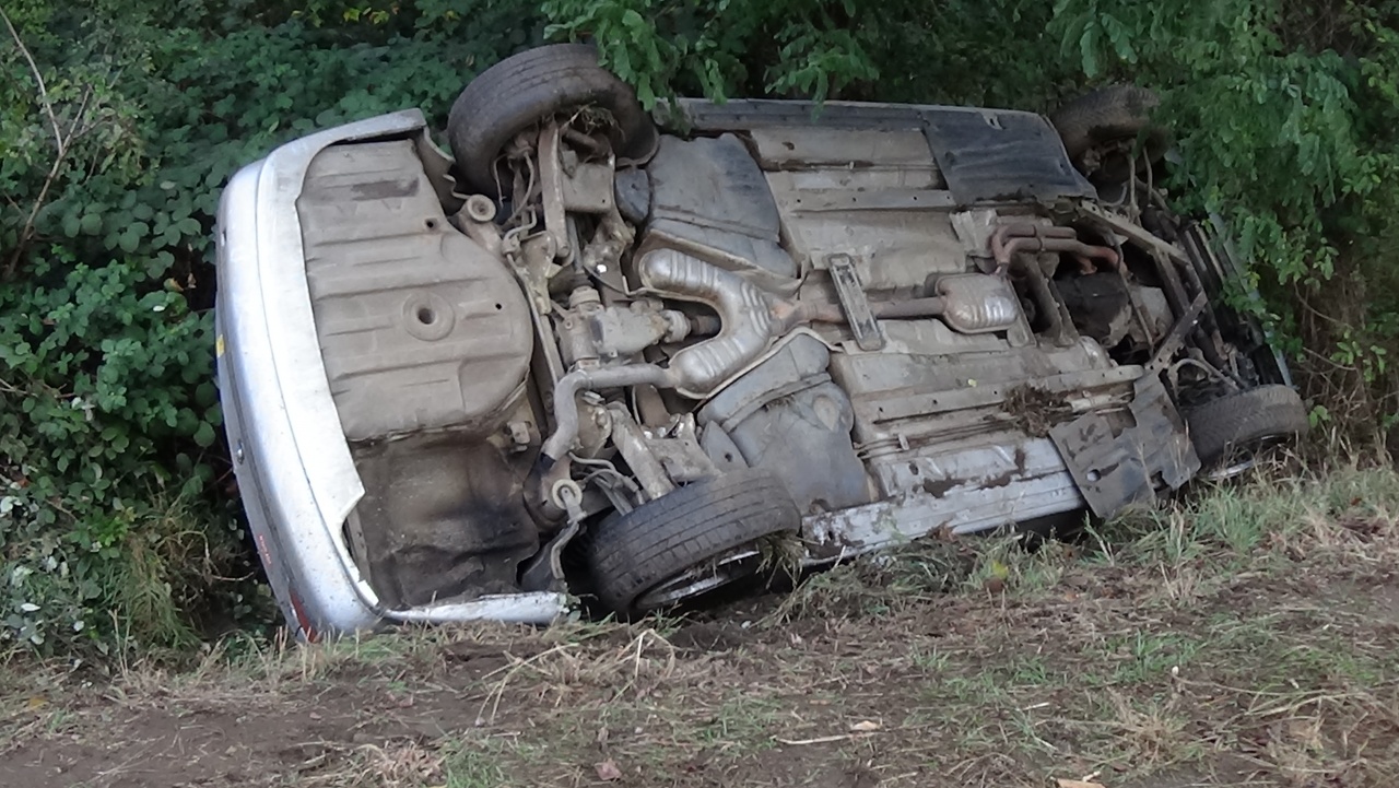 Árokba borult egy jármű a Kállói úton, a kiérkező hatóság senkit nem talált az autóban