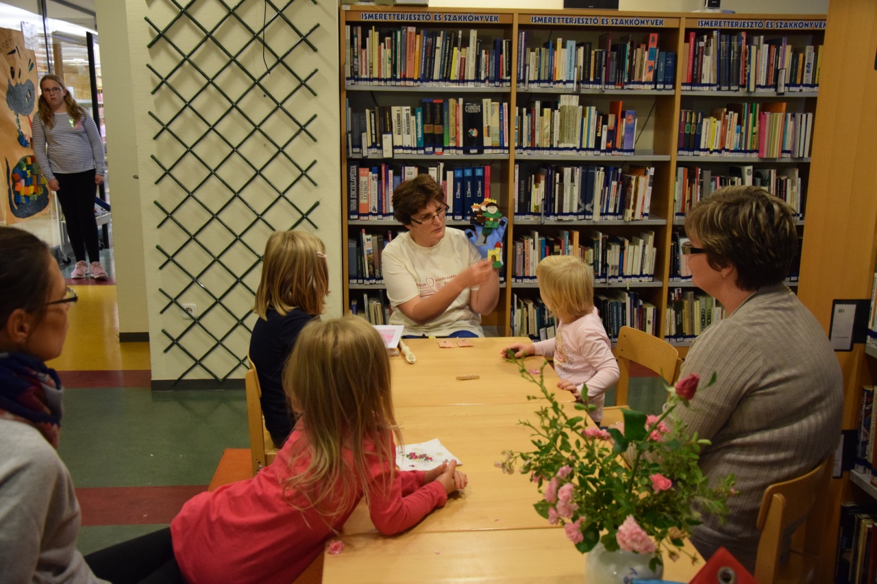 A rózsa volt a fő motívuma a Cseperedő meseklub foglalkozásának, a gyerekek imádták!