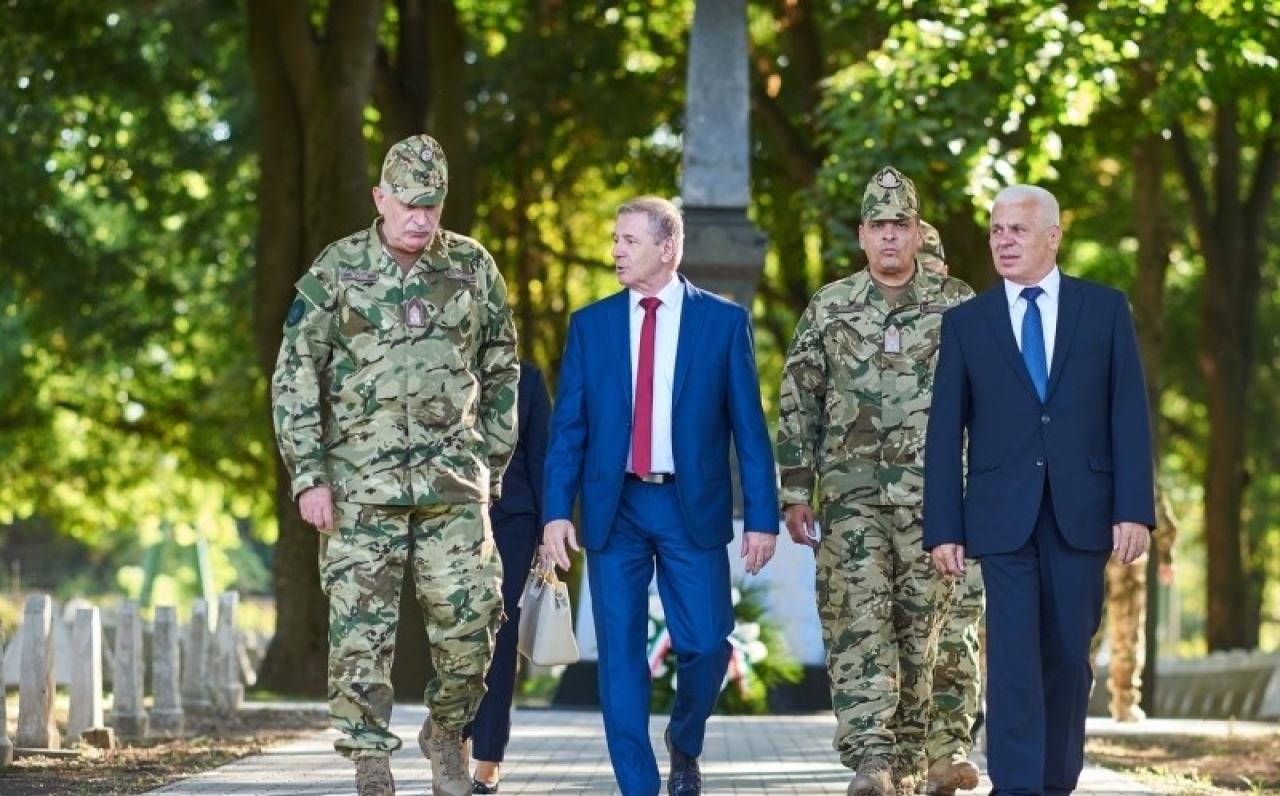 Megemlékezés a Hősök temetőjében – Koszorúztak az I. világháborús emlékműnél