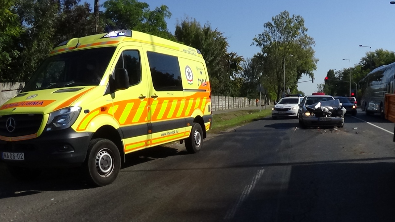 Súlyos baleset a Tiszavasvári úton – Négyen kórházban, köztük egy másfél éves gyermek 