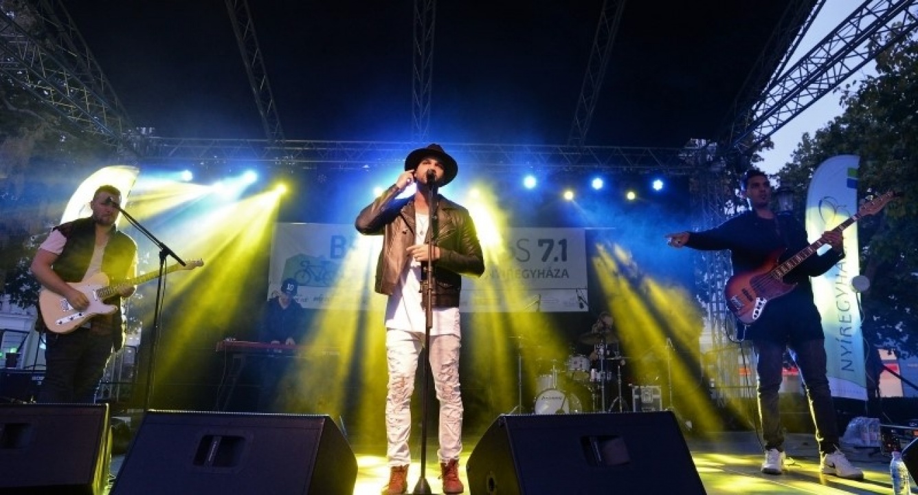 Kállay-Saunders András Nyíregyházán – Elképesztő hangulatú koncerttel zárult a BringaVáros