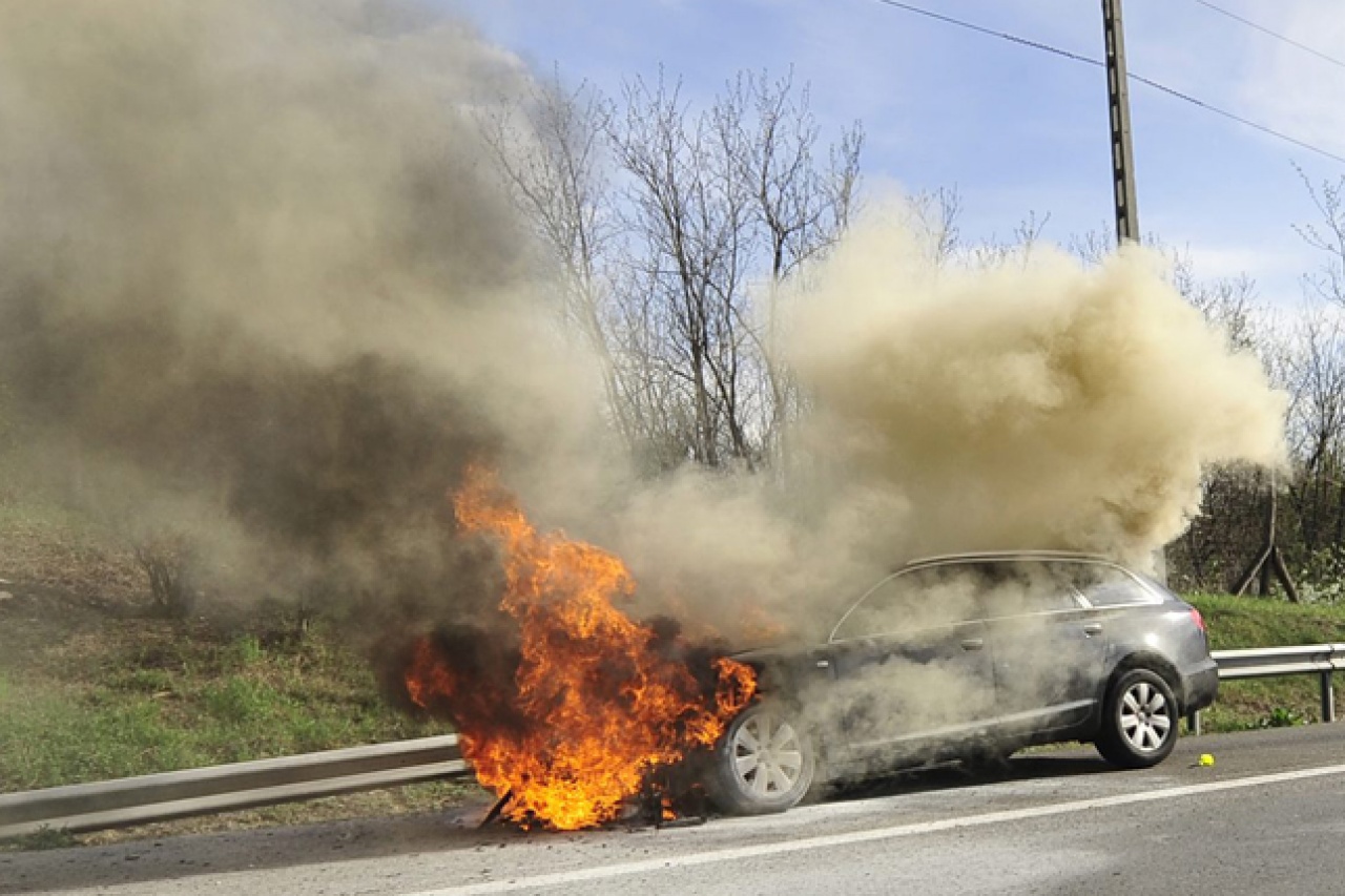 Tarló és gépkocsitűz is történt szombaton 