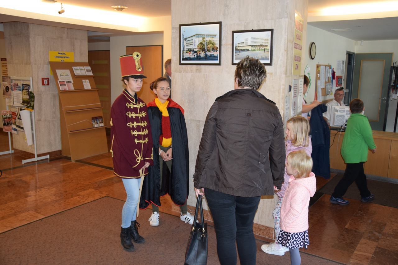 Ki vagyok én? – Könyvszereplők elevenedtek meg a könyvtárban