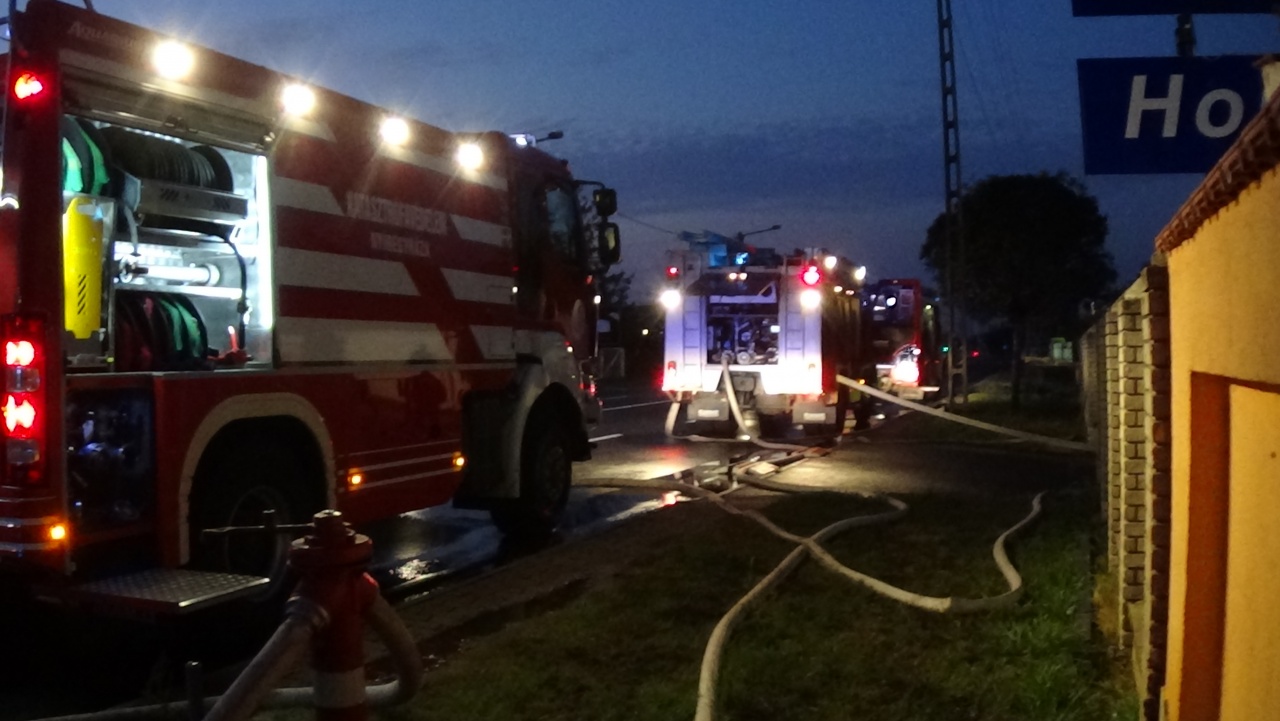 Hatalmas lángok a Debreceni úton – Kigyulladt egy raktárépület Nyíregyházán 