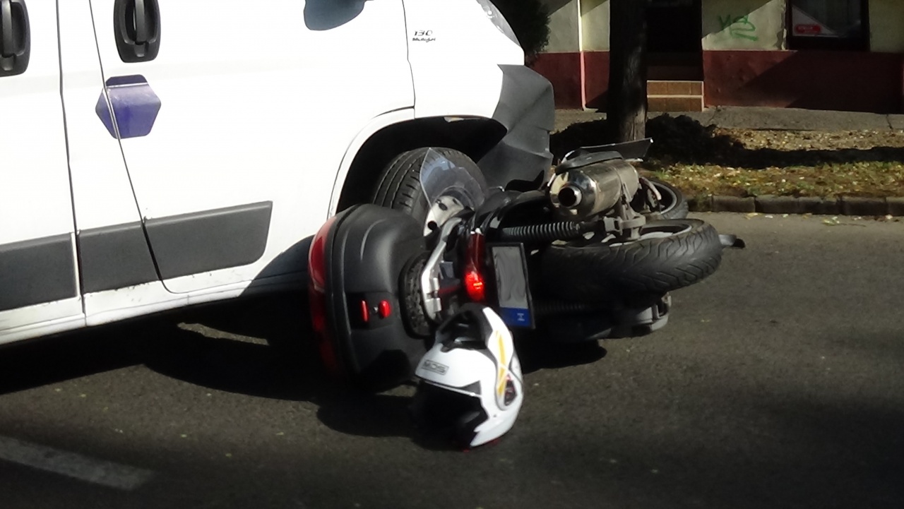 Teherautó alá szorult egy motoros a Dózsa György utcán