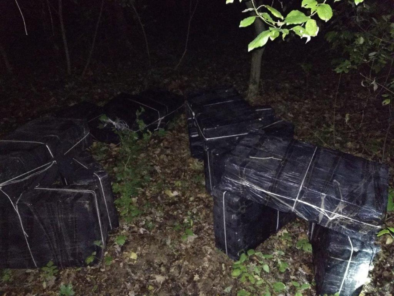 Húszmillió forint értékű cigarettát hagytak hátra a csempészek a zöldhatáron