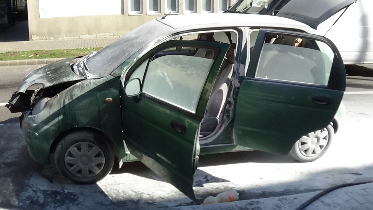 Kigyulladt egy személygépkocsi motortere Nyíregyháza belvárosában