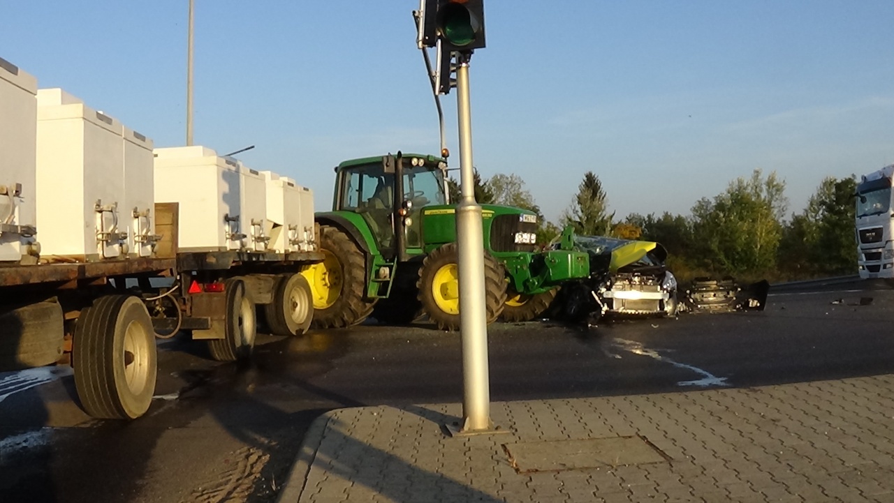 Durva baleset a 4-es főúton – Mezőgazdasági gépnek ütközött egy személygépkocsi