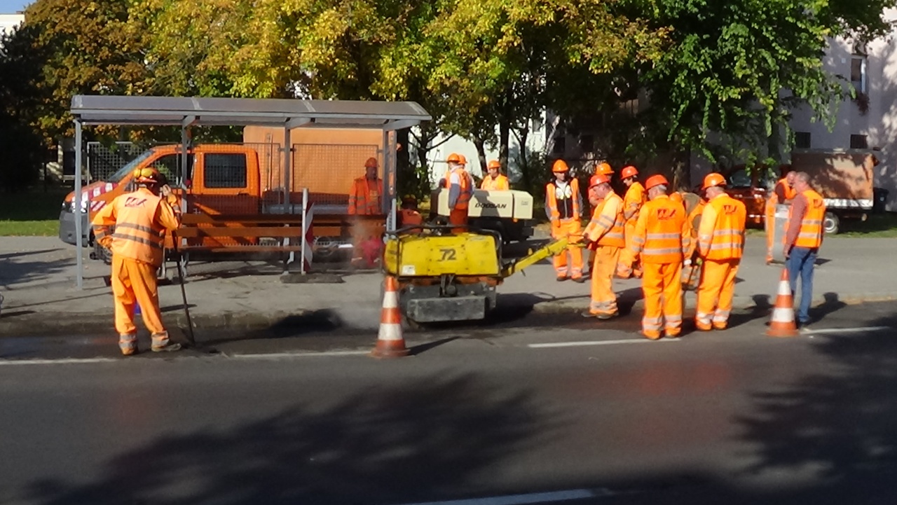 A Sóstói úton több buszmegállónál dolgoznak a Magyar Közút munkatársai és gépei