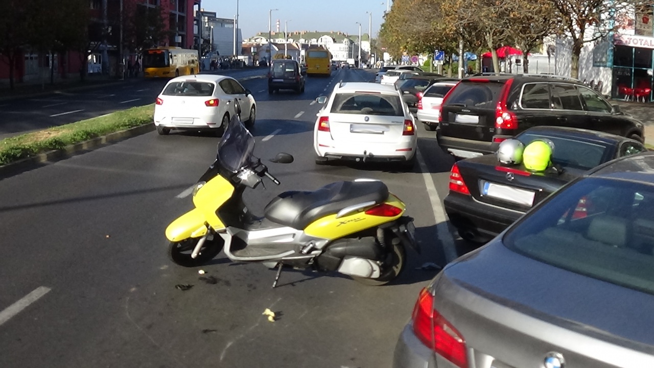 Robogós baleset a belvárosban – Kórházba szállították a sofőrt