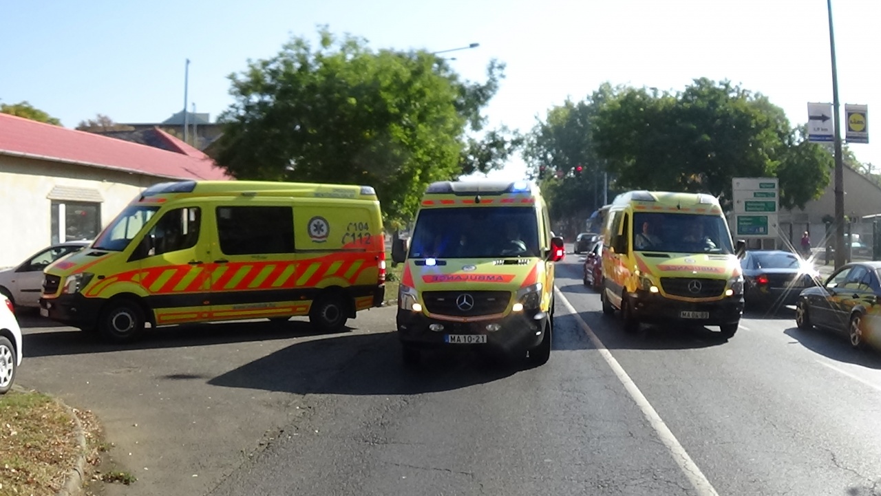 Közel volt a segítség – Négy személy megsérült a kórház közeli balesetben