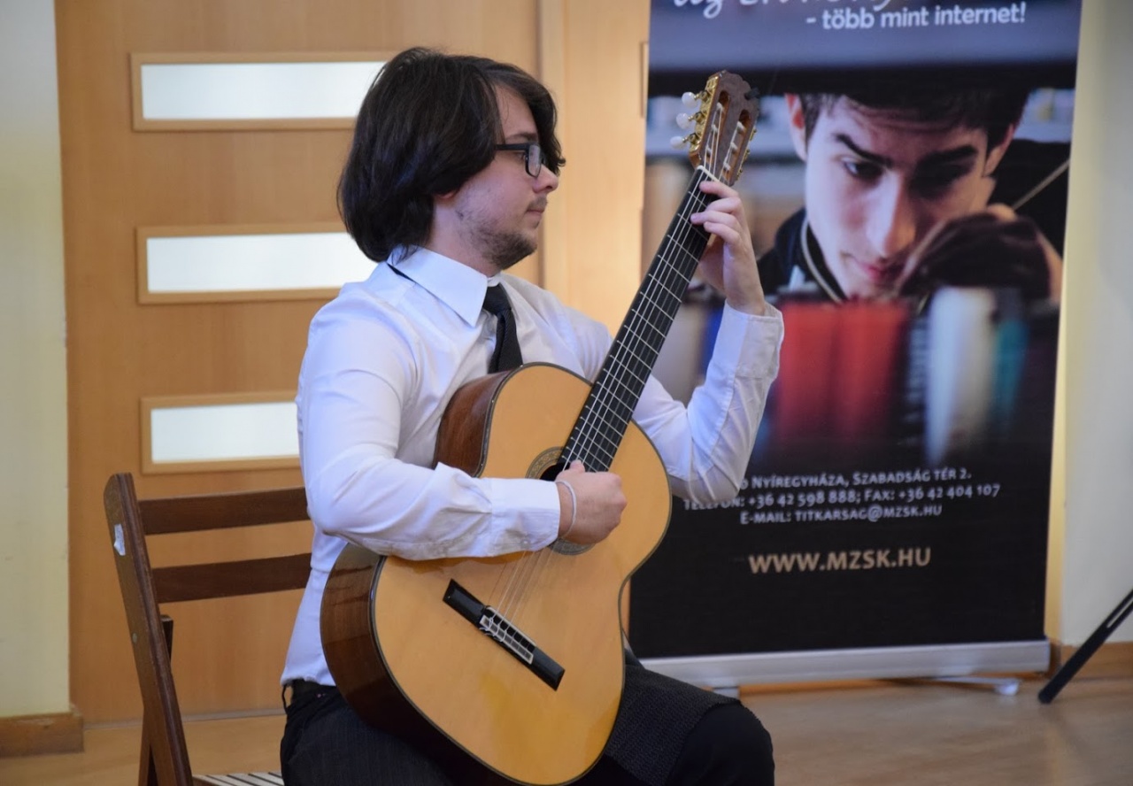 Gitárkoncert a könyvtárban – Tokárszky Máté és Nagy Márton mesterhangszereiken zenéltek