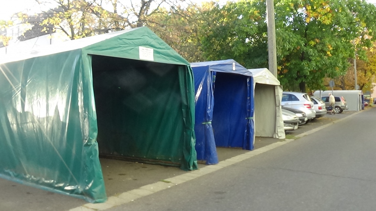 Gombamódra nőnek a sátorgarázsok 