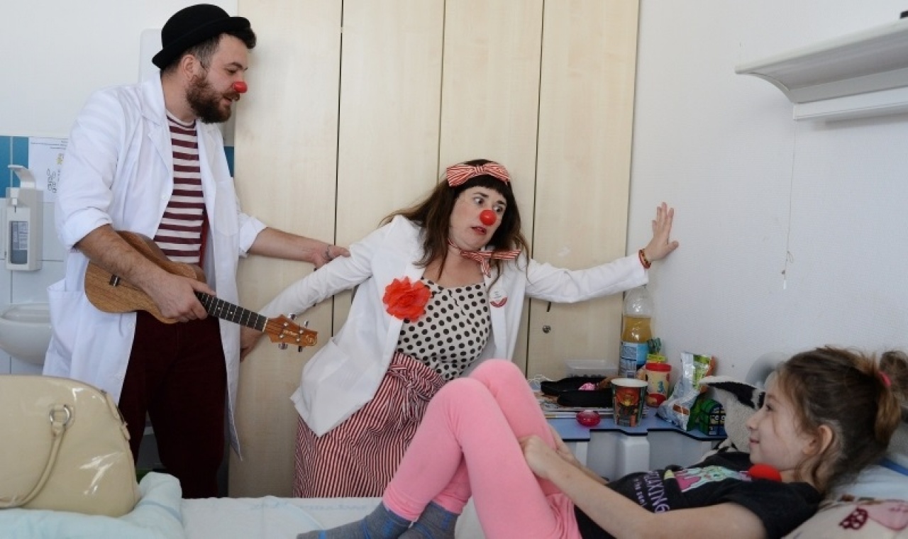 10 éve vidítják fel a bohócdoktorok a beteg gyerekeket a kórházban