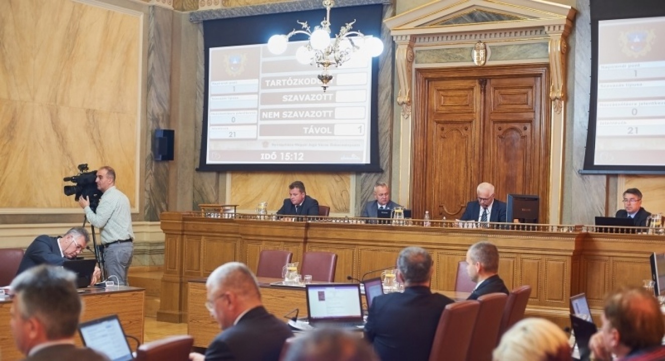 Közgyűlés – A tanévkezdés és a Városi Jégpálya kérdéseit is érintették