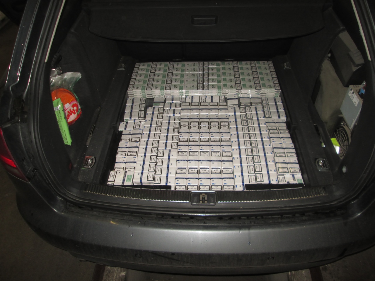 Akadékos sofőr a vámvizsgálaton – Azt hitte, így nem találják meg a csempészárut