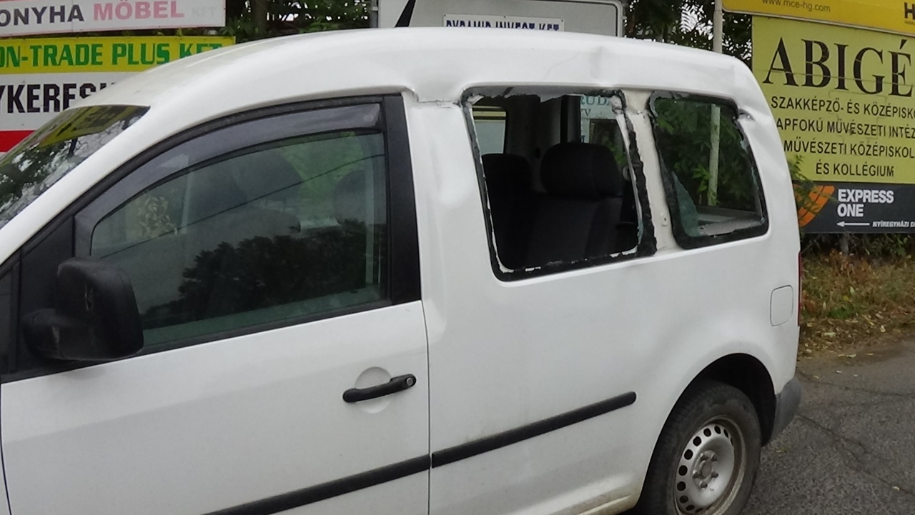 Jelentős anyagi kárral járó baleset történt a Tünde utcán