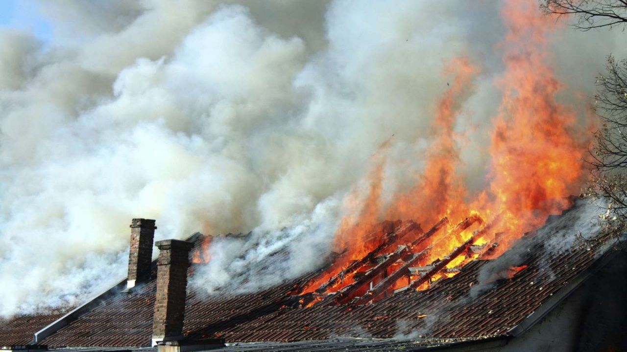 Tűzeset - Teljes terjedelmében égett a tetőszerkezet