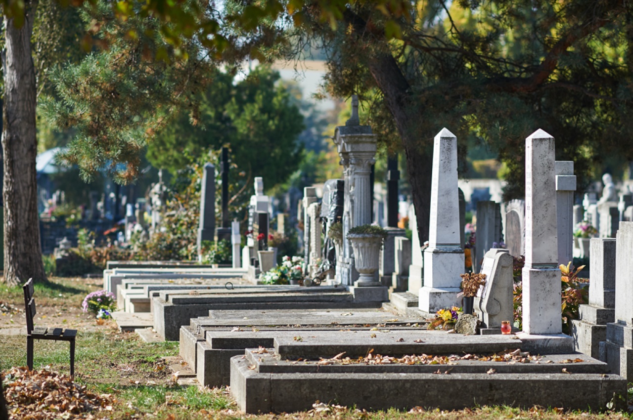 Millió apró gyertyaláng a temetőkben -  Közeleg mindenszentek és halottak napja