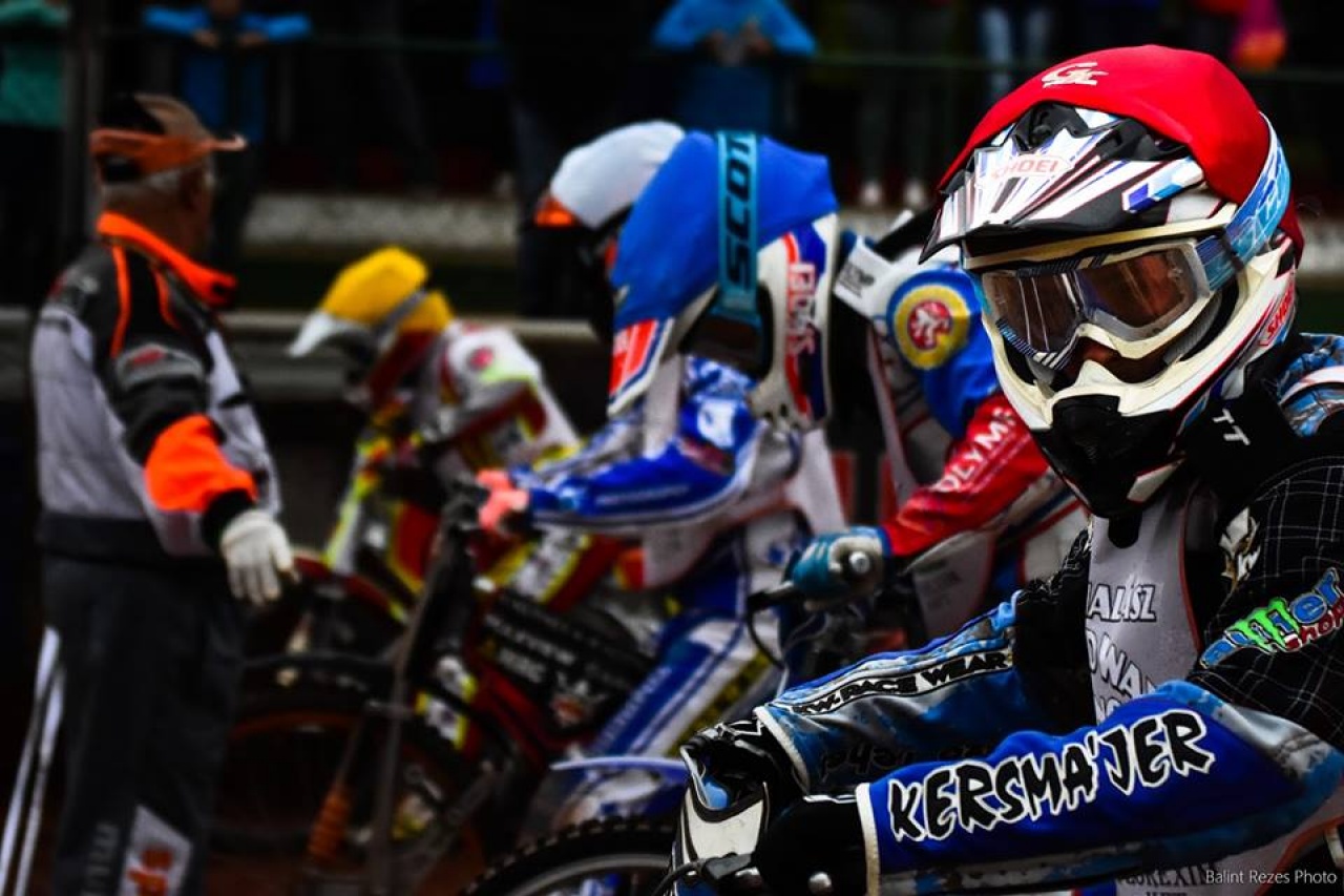 Ezrek a lelátón - végérvényesen visszatért a salakmotor a megyébe!