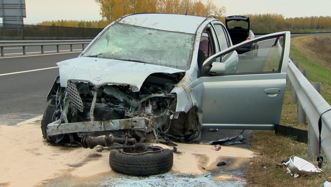 Hatalmas lángok csaptak fel a szalagkorlátnak ütköző majd felboruló járműből