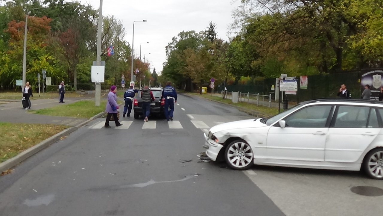 Karambol a Garibaldi és a Sóstói út kereszteződésénél – Jelentős az anyagi kár