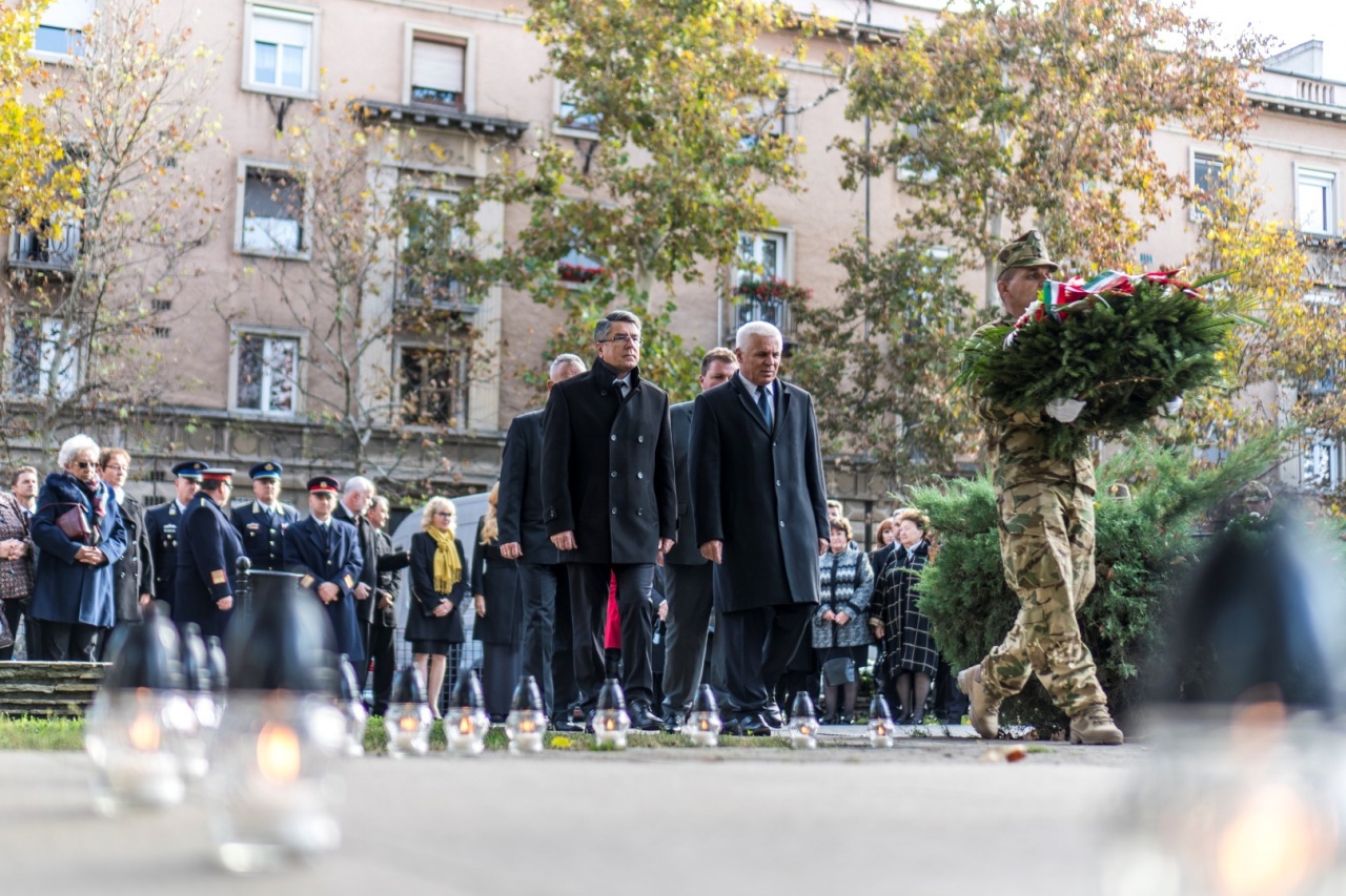 Befejeződtek az ünnepi megemlékezések Nyíregyházán – Koszorúzás az 1956-os emlékműnél