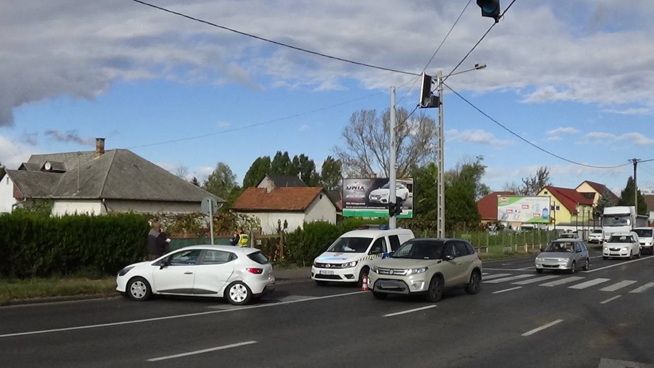 Baleset a Debreceni úton – Elnézte a kiegészítő zöld lámpát, karambolozott