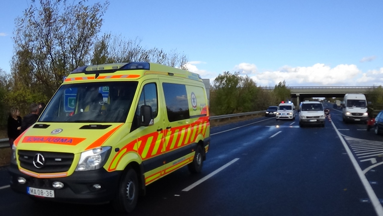 Hármas karambol a 4-esen – A középső jármű utasát fejsérülésekkel szállították kórházba