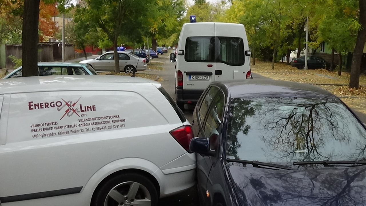 Szabálytalan tolatás okozott balesetet a Búza utcán